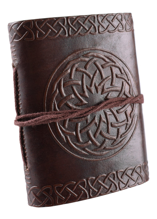 Pieni muistikirja – Koristeellinen nahkakansi, noin 9 x 7 cm