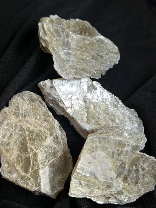 Kullanvärinen Muskoviitti Mica raakapala n.8-13cm Brasilia