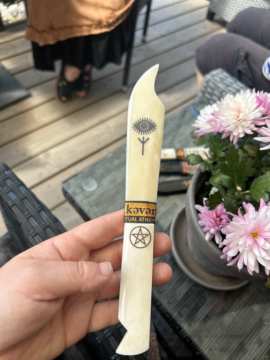 Kaiverretut sarvi- tai luurituaaliveitset, athamet ja työkalut