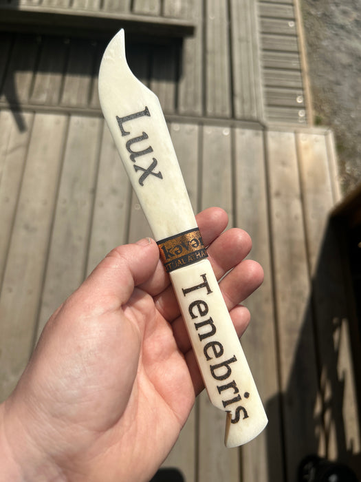 Kaiverretut sarvi- tai luurituaaliveitset, athamet ja työkalut