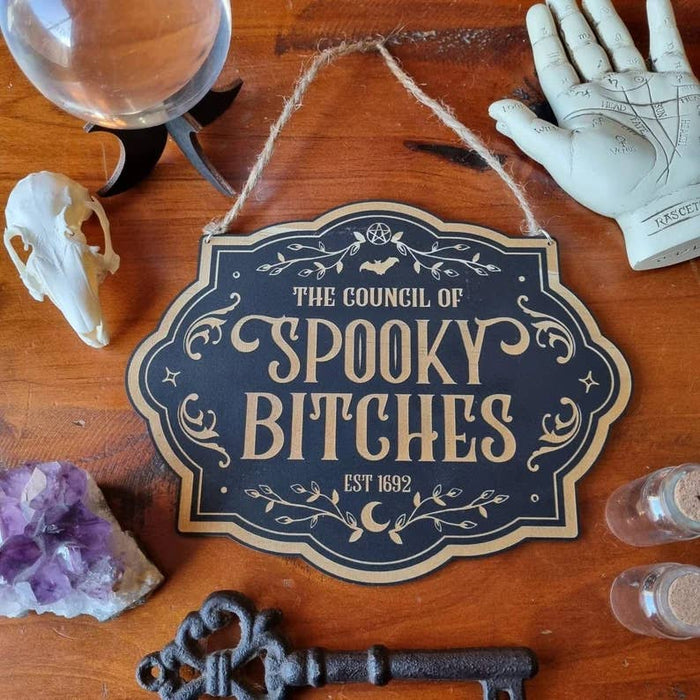Council of Spooky Bitches - puinen huoneentaulu