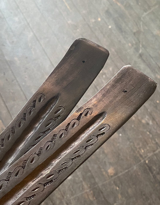 Musta kaiverrettu suitsukelauta noin 28 cm – 1 kpl